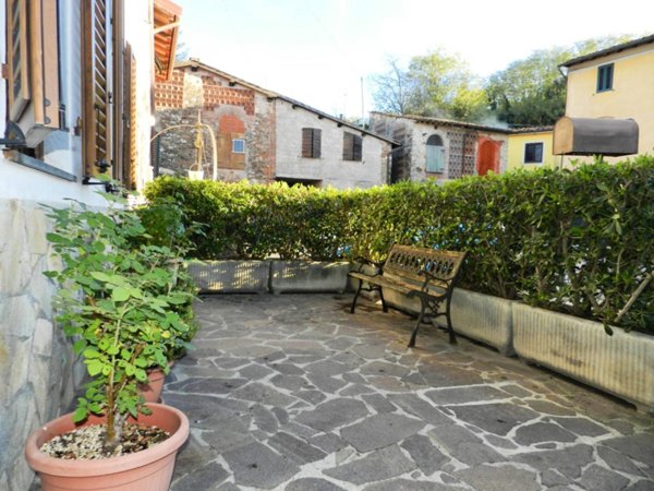 casa indipendente in vendita a Lucca in zona Fagnano
