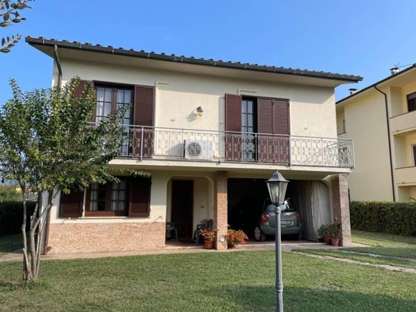 casa indipendente in vendita a Lucca in zona Pozzuolo