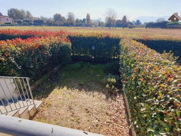 casa indipendente in vendita a Lucca in zona Vallebuia