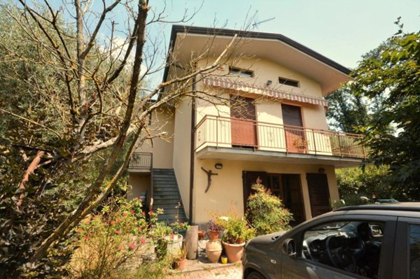 casa indipendente in vendita a Lucca in zona Vallebuia