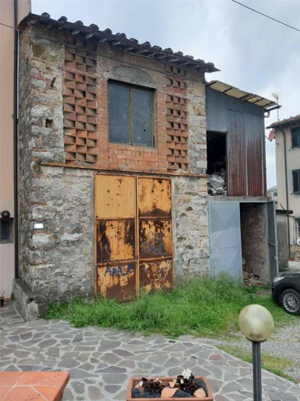 casa indipendente in vendita a Lucca in zona Pozzuolo