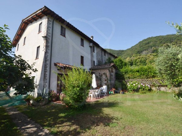 casa semindipendente in vendita a Lucca in zona San Macario in Piano