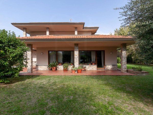 casa indipendente in vendita a Lucca in zona San Pietro a Vico