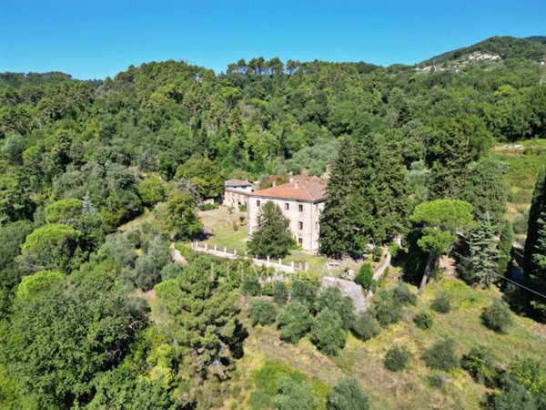casa indipendente in vendita a Lucca in zona Vallebuia