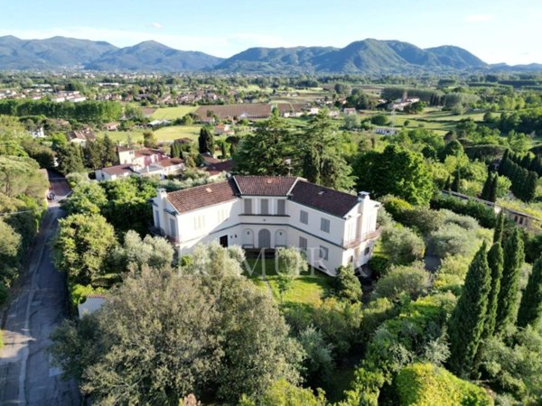 casa indipendente in vendita a Lucca in zona Vallebuia