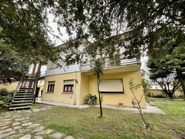 casa indipendente in vendita a Lucca in zona zona Arancio