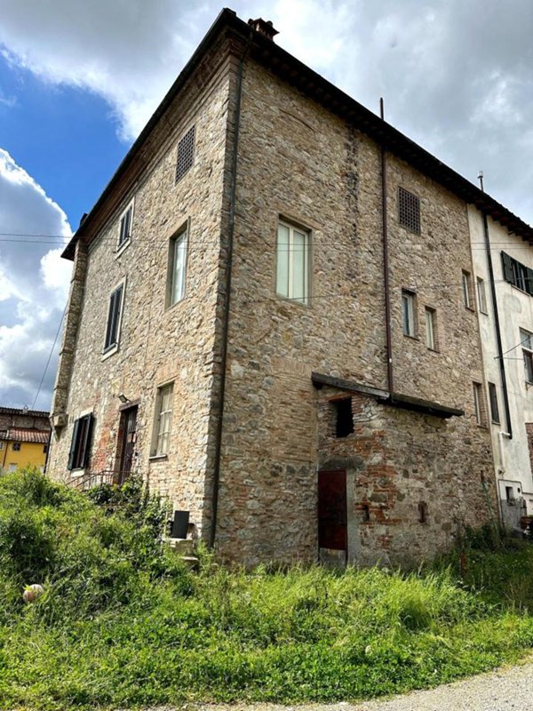 casa indipendente in vendita a Lucca in zona Balbano