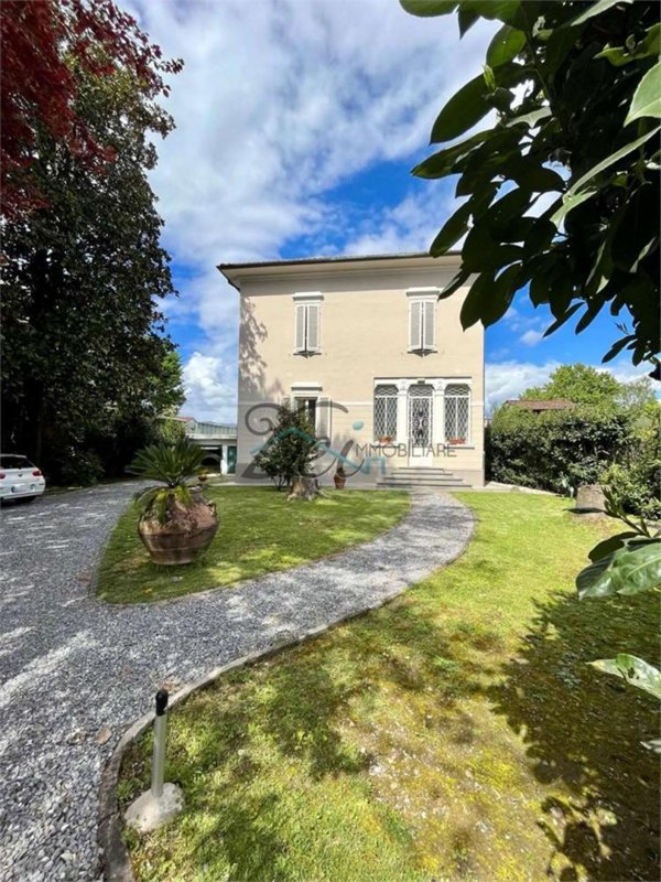 casa indipendente in vendita a Lucca in zona Centro Città