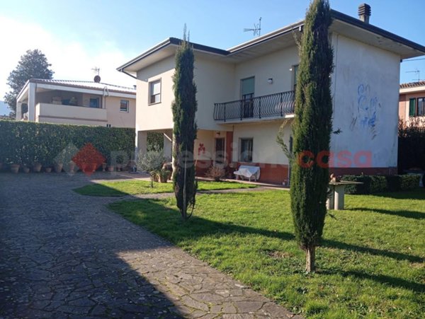 casa indipendente in vendita a Lucca