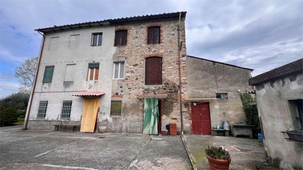 casa indipendente in vendita a Lucca in zona zona Sorbano