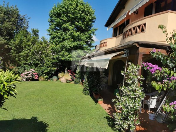 casa indipendente in vendita a Lucca in zona Balbano