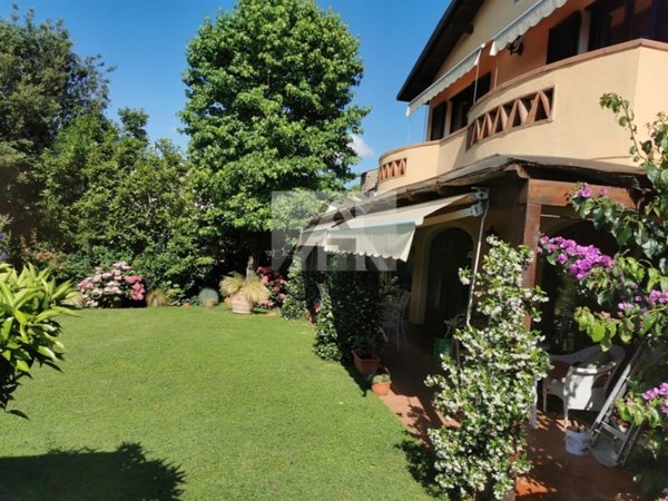 casa indipendente in vendita a Lucca in zona Balbano