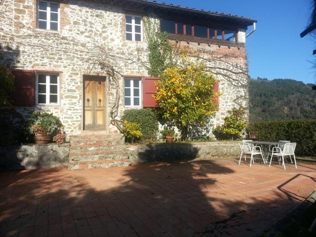 casa indipendente in vendita a Lucca in zona Cappella