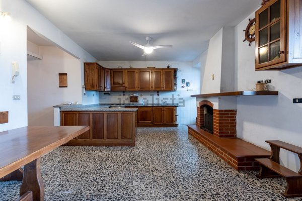 casa indipendente in vendita a Lucca in zona Nozzano