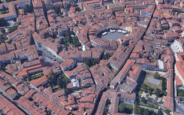 locale commerciale in vendita a Lucca