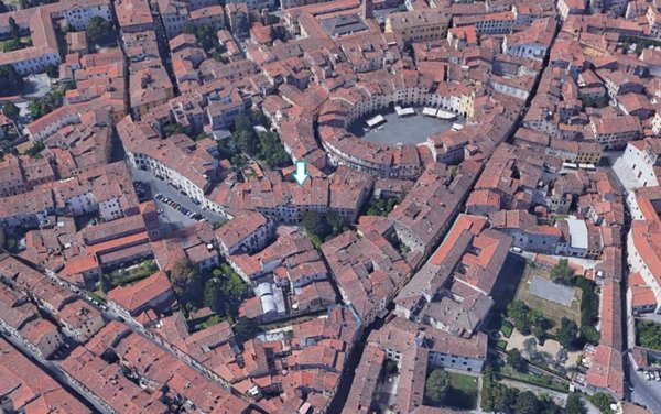 locale commerciale in vendita a Lucca
