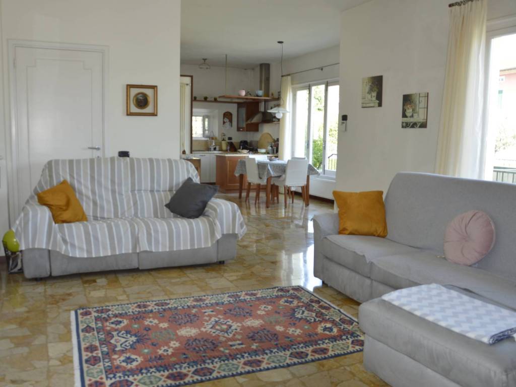 casa indipendente in vendita a Lucca in zona Chiatri