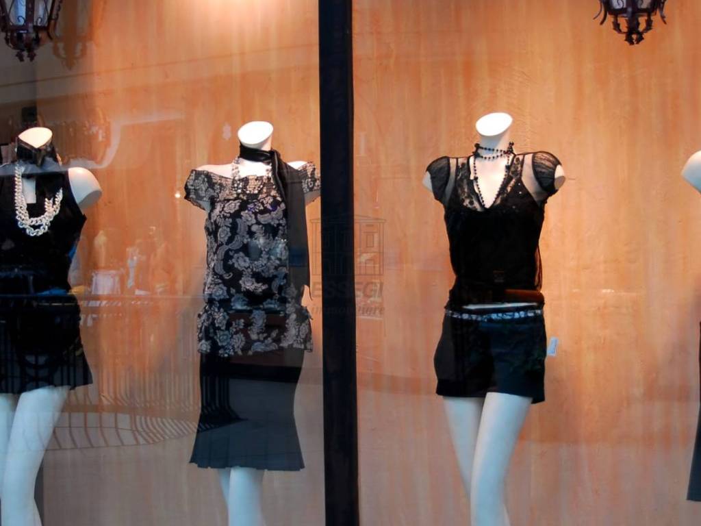 negozio in vendita a Lucca in zona zona Arancio