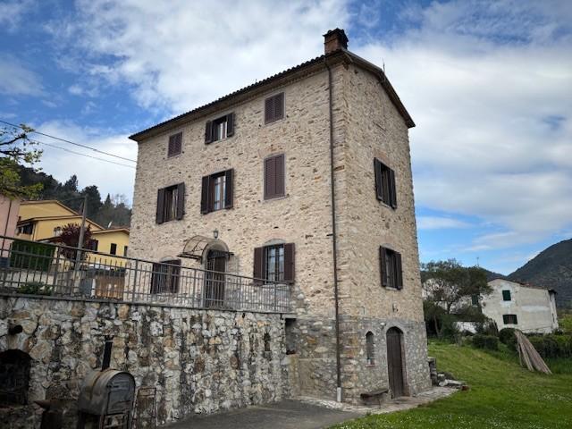 casa indipendente in vendita a Lucca in zona Massa Pisana