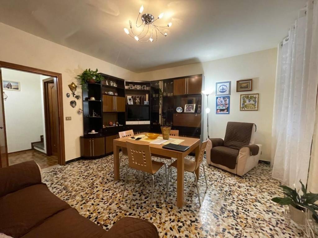 casa indipendente in vendita a Lucca in zona Meati