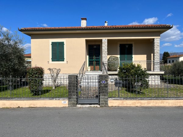 casa indipendente in vendita a Lucca in zona Vallebuia