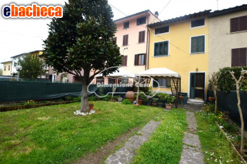 casa indipendente in vendita a Lucca in zona Montuolo