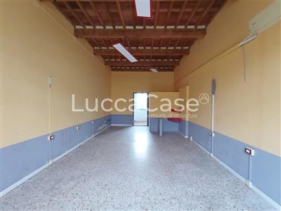 locale commerciale in vendita a Lucca in zona Nave