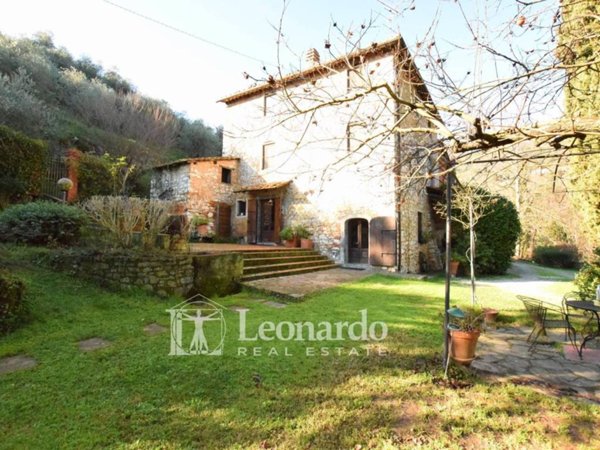 casa indipendente in vendita a Lucca in zona Fagnano