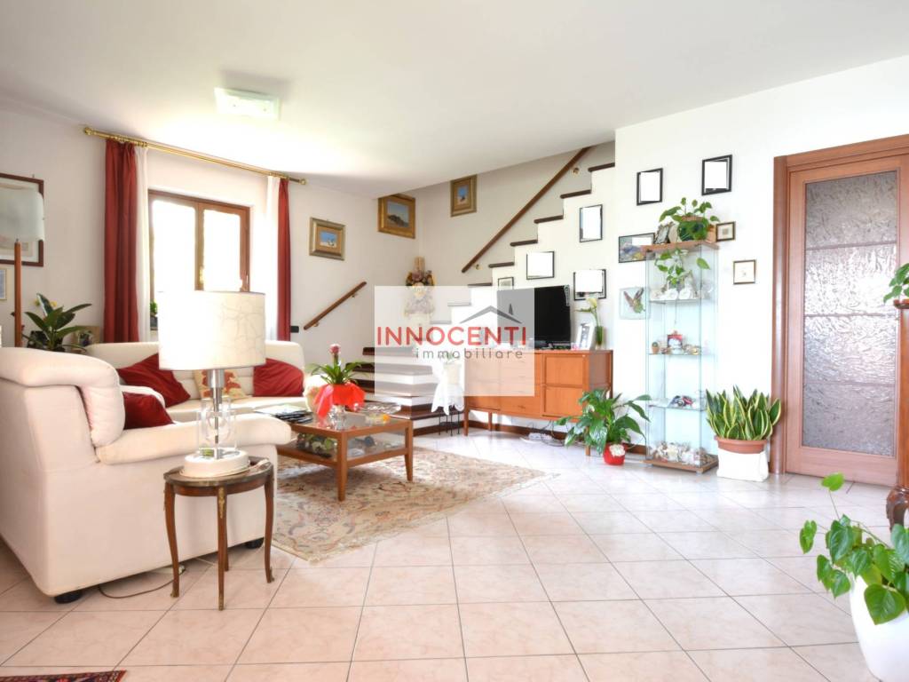 casa indipendente in vendita a Lucca in zona Nozzano