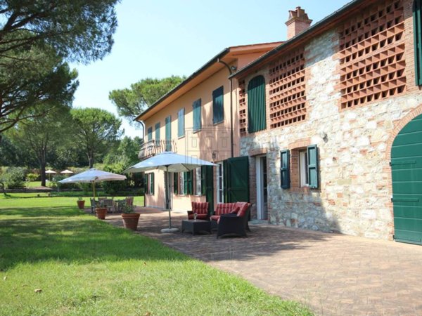 casa indipendente in vendita a Lucca in zona Centro Città