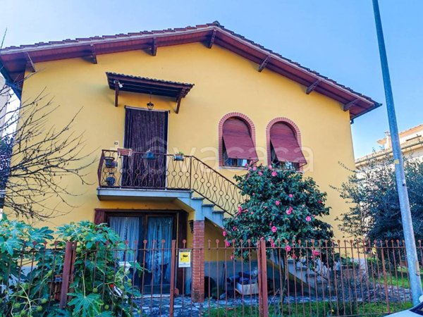 casa indipendente in vendita a Lucca in zona zona Arancio