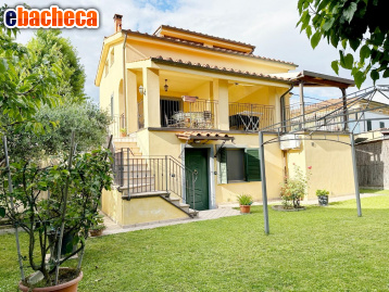 casa indipendente in vendita a Lucca in zona zona Mugnano