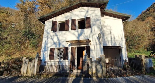 casa indipendente in vendita a Lucca in zona Palmata