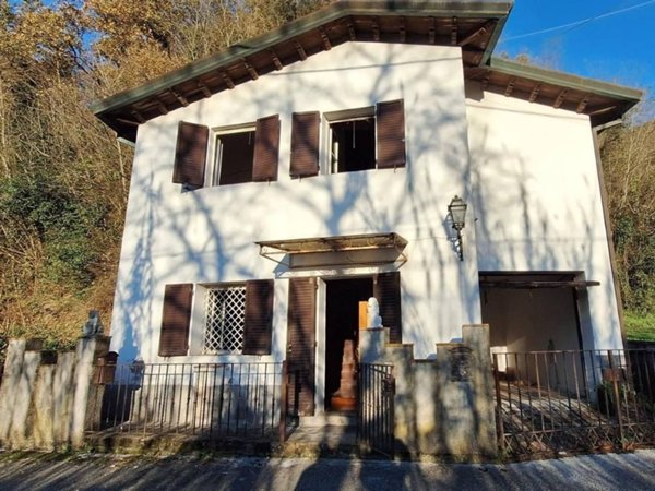 casa indipendente in vendita a Lucca in zona Ciciana