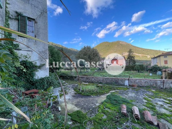 casa indipendente in vendita a Lucca in zona Centro Città