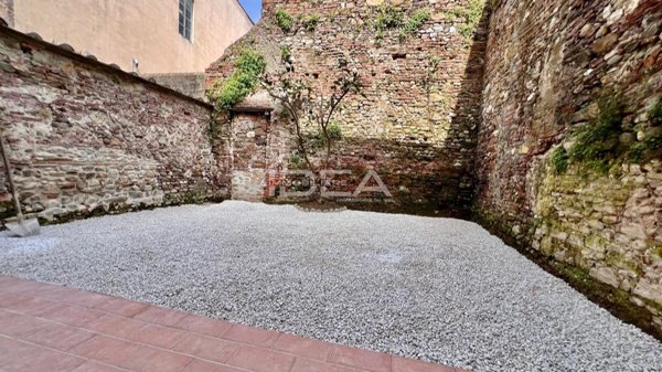 casa indipendente in vendita a Lucca in zona Centro Città