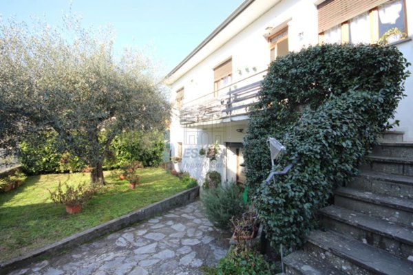 casa indipendente in vendita a Lucca