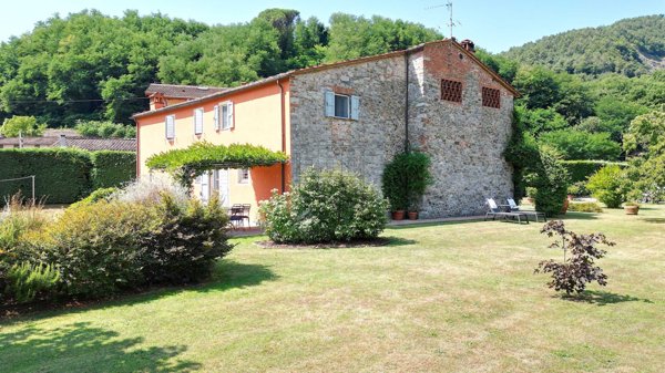casa indipendente in vendita a Lucca in zona Mastiano