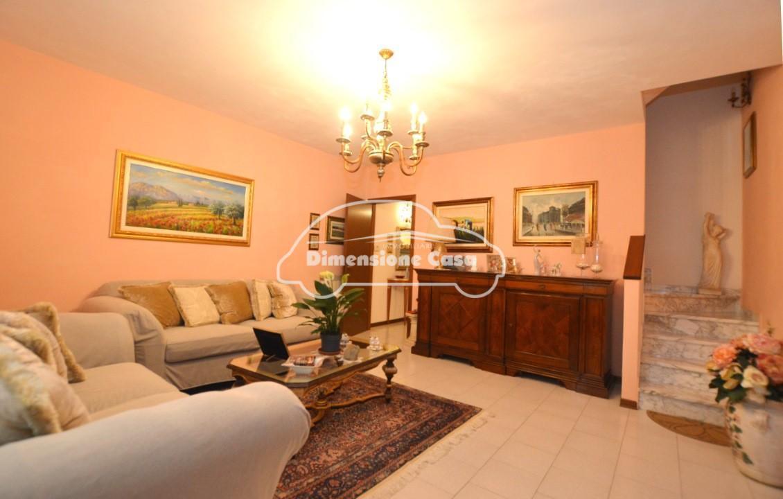 casa indipendente in vendita a Lucca in zona Nave