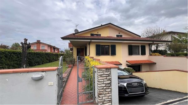 casa indipendente in vendita a Lucca in zona San Pietro a Vico