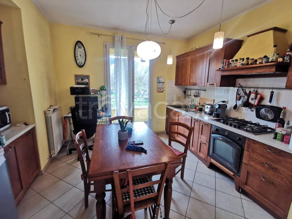 casa indipendente in vendita a Lucca in zona Montuolo