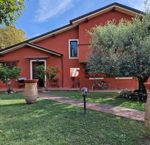 casa indipendente in vendita a Lucca in zona Sant'Alessio