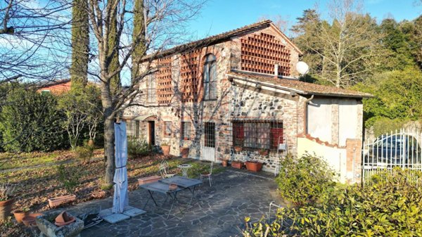 casa indipendente in vendita a Lucca in zona Mutigliano