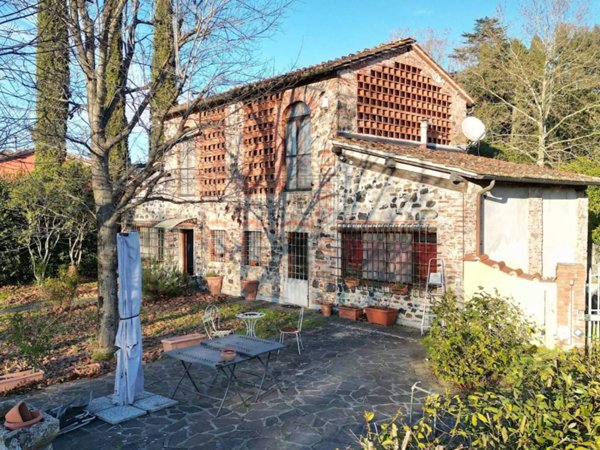 casa indipendente in vendita a Lucca in zona Vallebuia