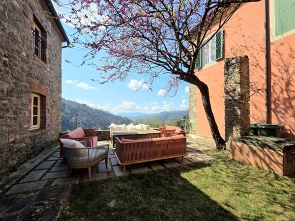 casa indipendente in vendita a Lucca in zona Ciciana