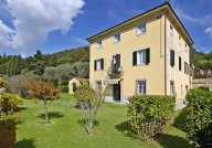 casa indipendente in vendita a Lucca