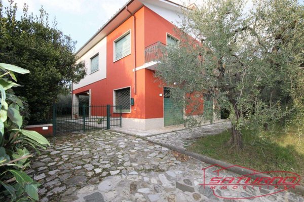 casa indipendente in vendita a Lucca