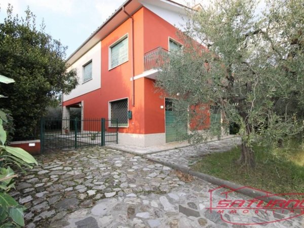 casa indipendente in vendita a Lucca in zona Mutigliano