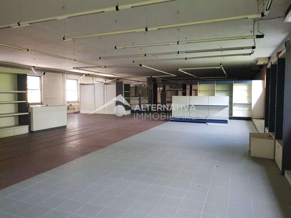 locale di sgombero in vendita a Lucca in zona zona Antraccoli