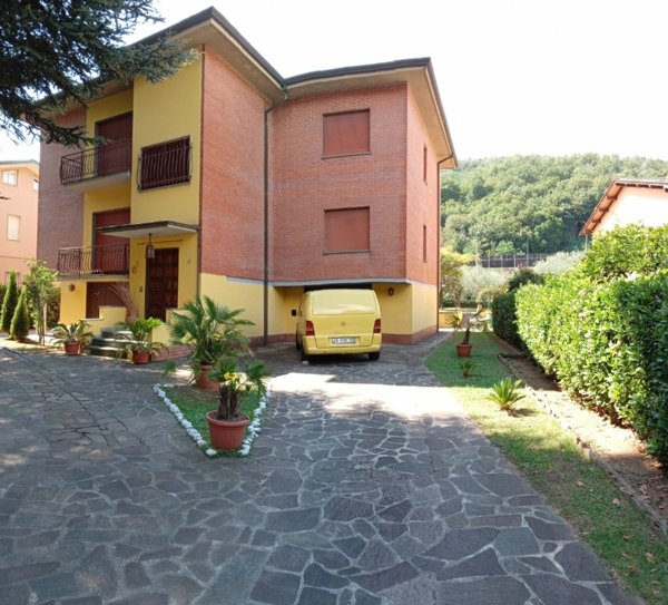 casa indipendente in vendita a Lucca in zona Ponte a Moriano